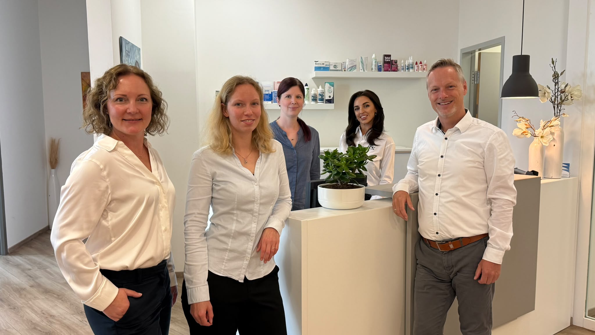 Das Team von Ruge Contactlinsen Hamburg am Empfang der Praxis