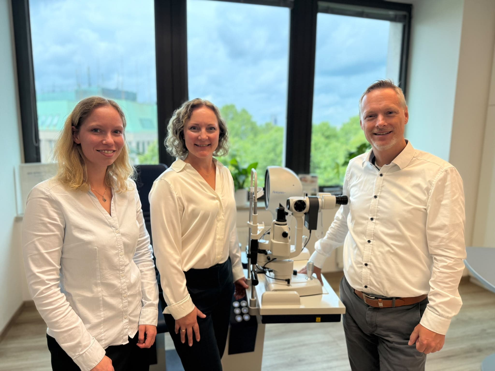 Die Kontaktlinsen-Anpasser Ronja Brunkhorst, Hanna Werner und Jörg Ruge am Messplatz