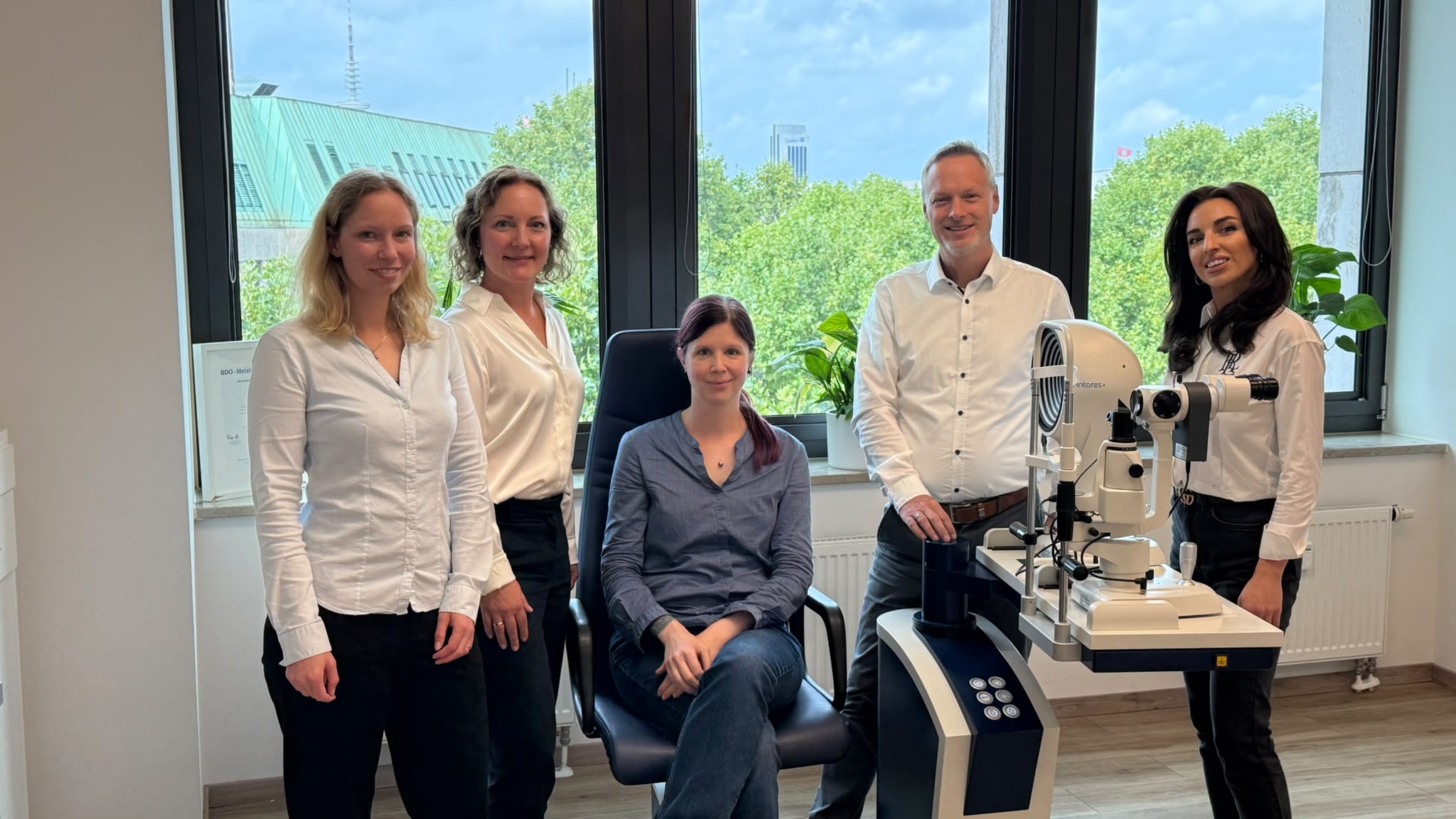 Das Team von Ruge Contactlinsen Hamburg im Behandlungsraum